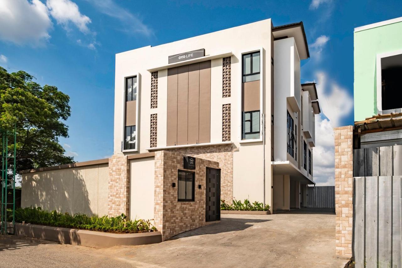 Oyo Life 2673 Rosewood Residence Karawang Bagian luar foto