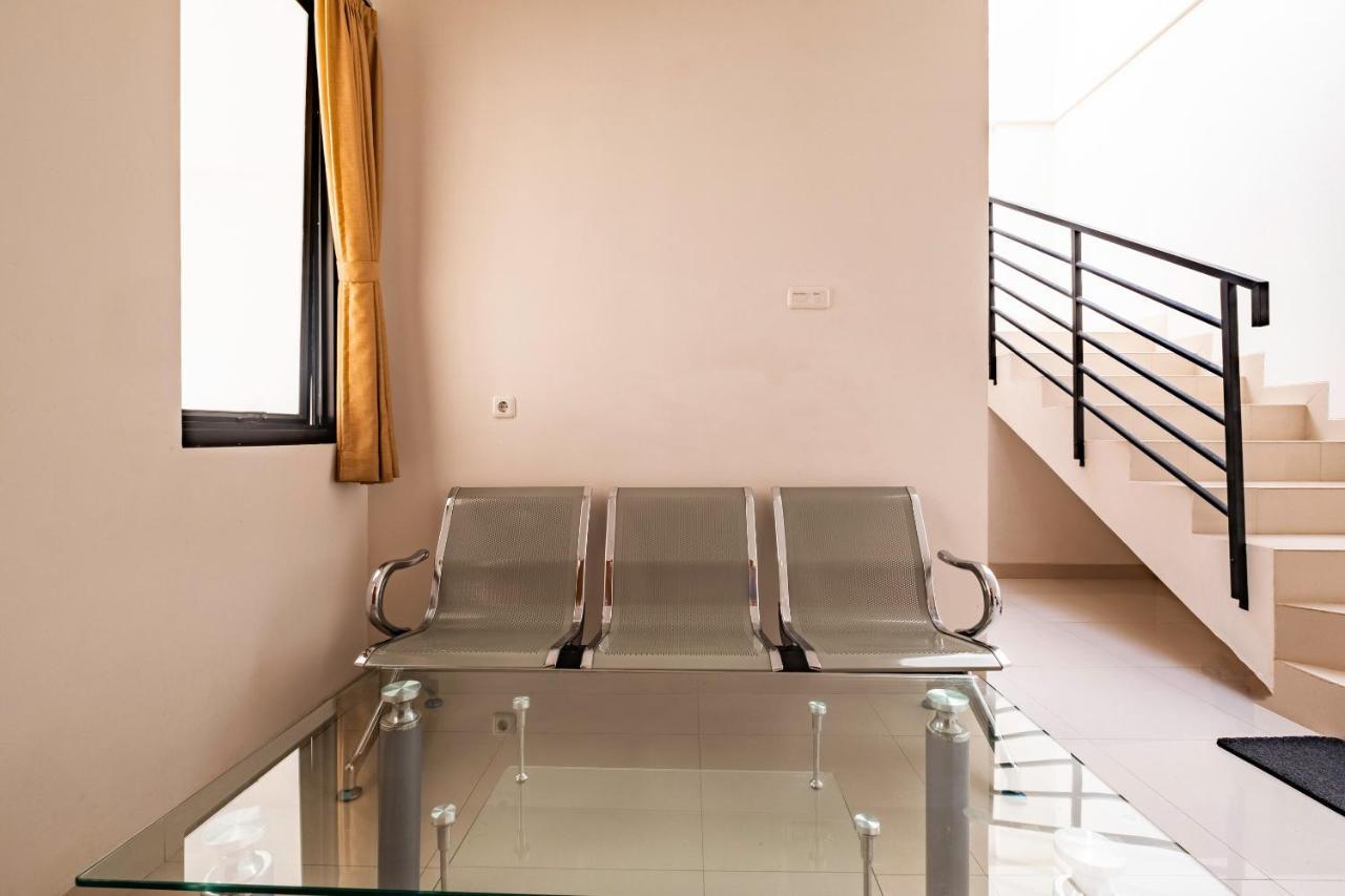 Oyo Life 2673 Rosewood Residence Karawang Bagian luar foto
