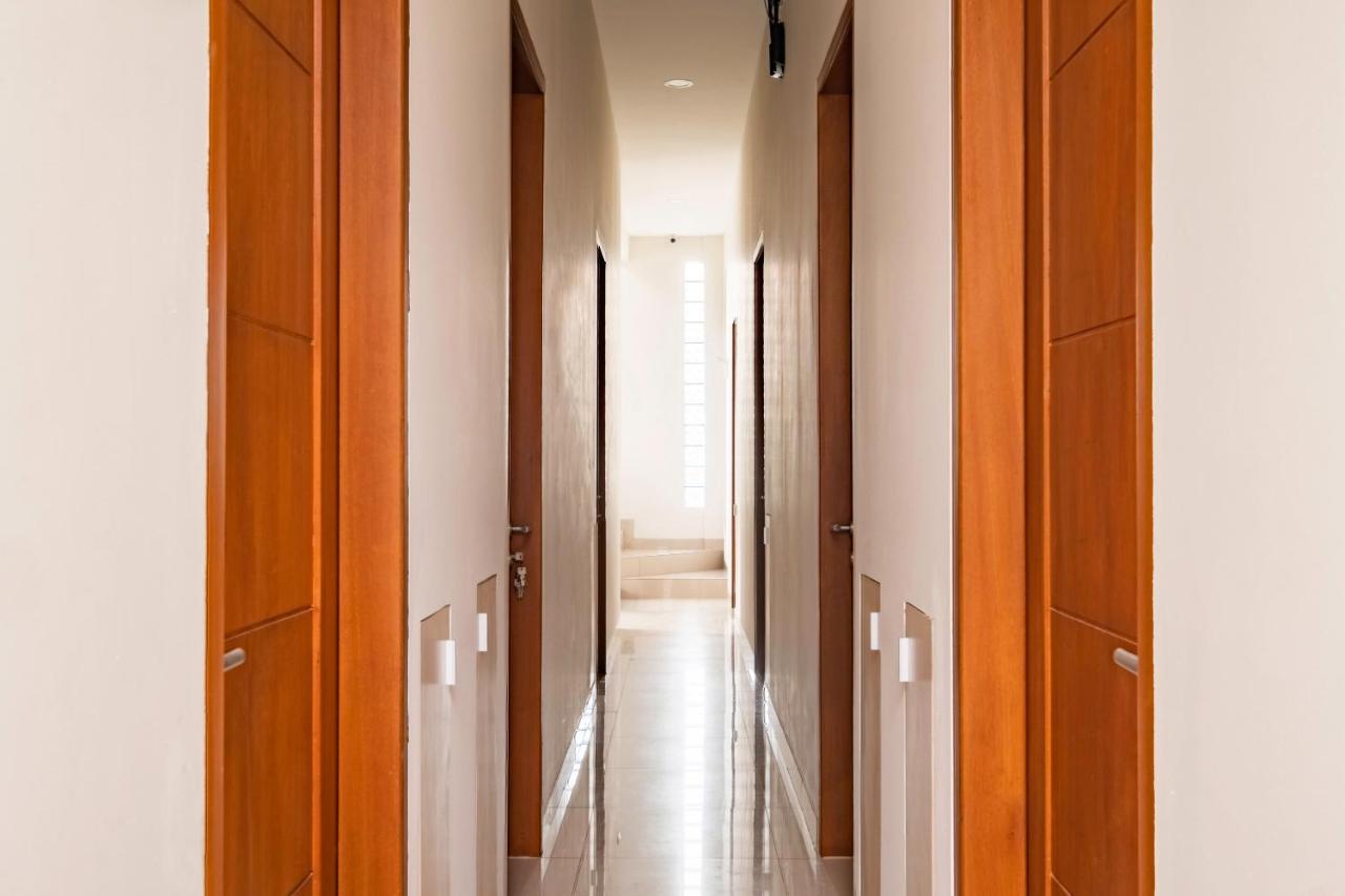 Oyo Life 2673 Rosewood Residence Karawang Bagian luar foto